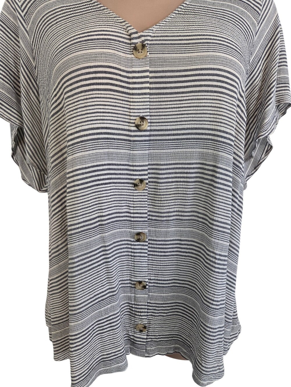 Torrid Grey White Striped Button Down Shot Sleeve Blouse Size 6x Pre-Owned - Picture 4 of 11